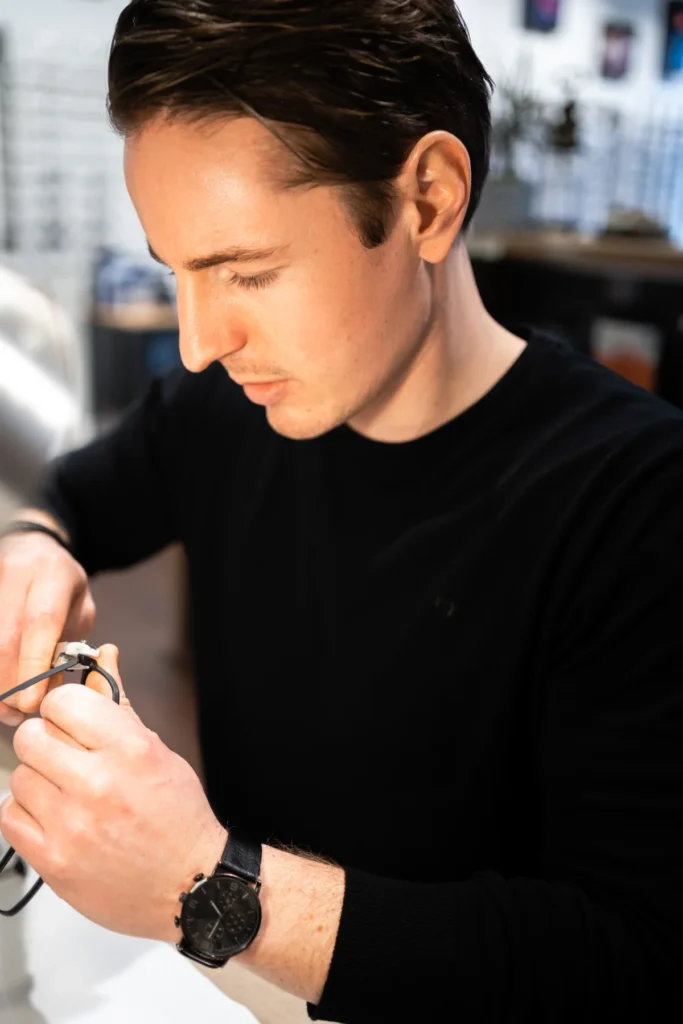 Brillenanpassung in der Werkstatt bei Fehntjer Optik in Großefehn